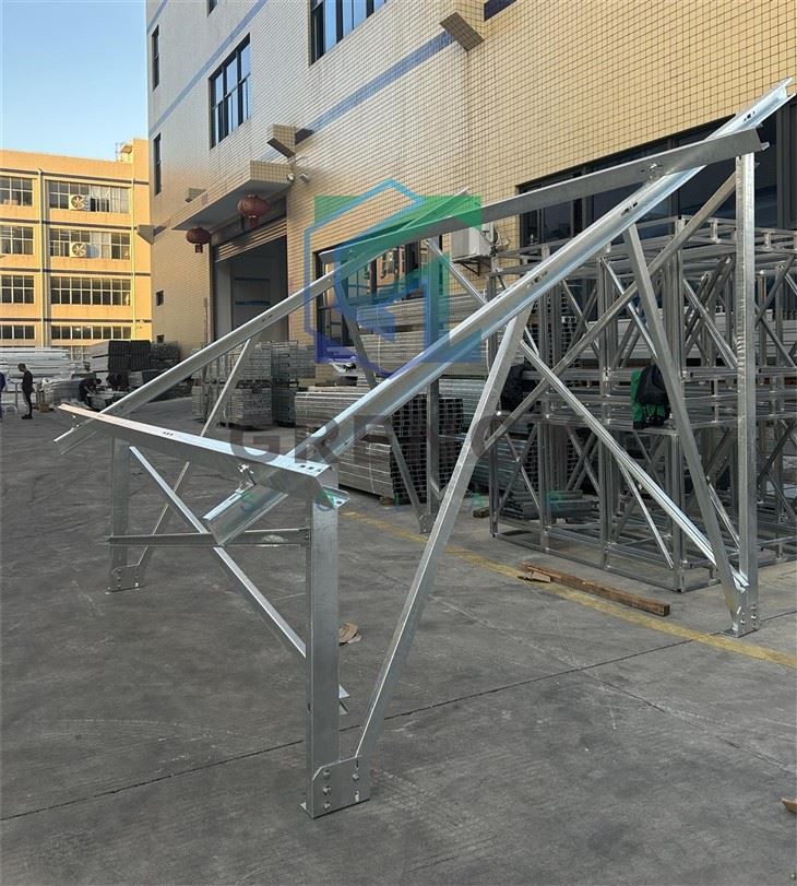 Rackmonterte solcellepaneler